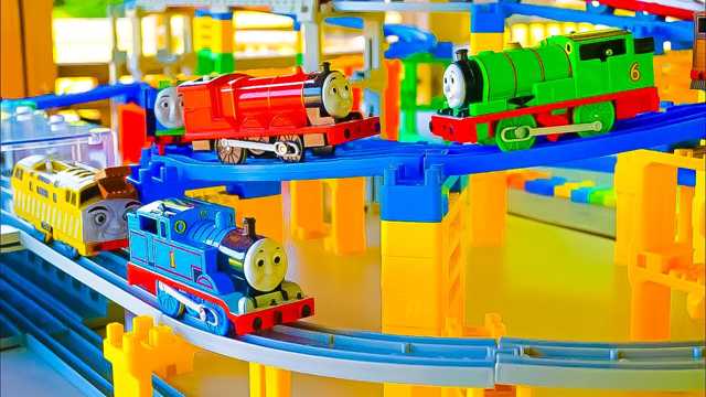 วิดีโอของเล่น: มาเล่นกับของเล่นรถไฟที่มีสีสันกันเถอะ!