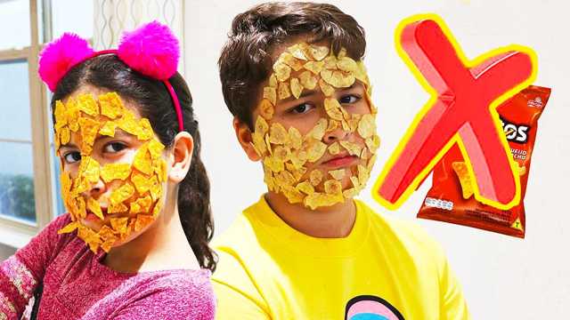 Vídeo sobre juguetes: ¡Nunca abras ni recojas el paquete de patatas equivocado! ¡Abre un paquete de fichas