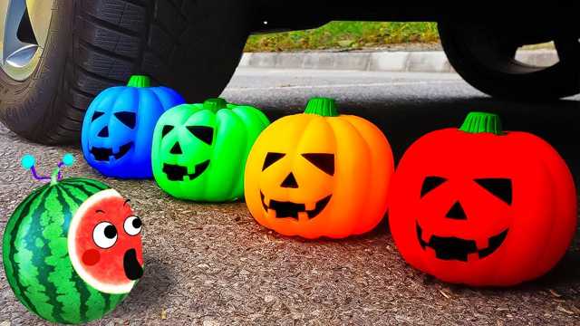 Vídeo de juguetes: ¡Aplasta cosas crujientes y suaves en auto!: globos, calabazas de Halloween, agujas y mucho más.