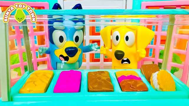Vídeo de juguetes: ¡Alimentando a Bluey y Bingo Lunch & Play, juegos de cocina con licuadora y fregadero de juguete!
