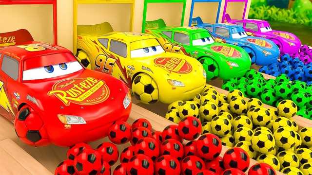 Vídeo de juguetes: Balón de fútbol sorpresa para armar el auto de McQueen | Vehículo de calle con colores para aprender para niños