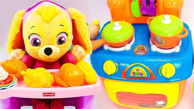 Vídeo de juguete: ¡Cachorro chef feliz preparando comida deliciosa!